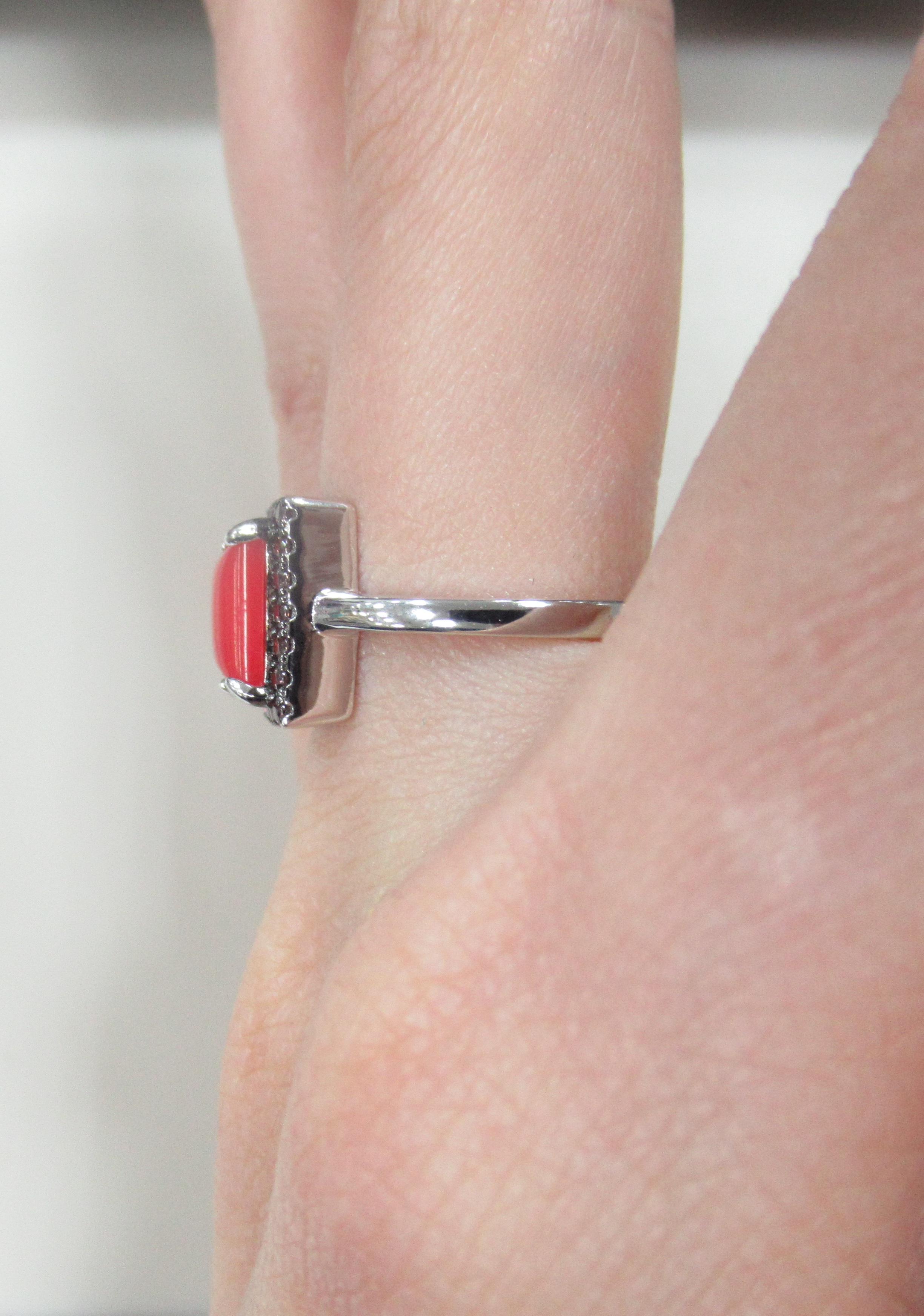 Серебряное кольцо с кораллом